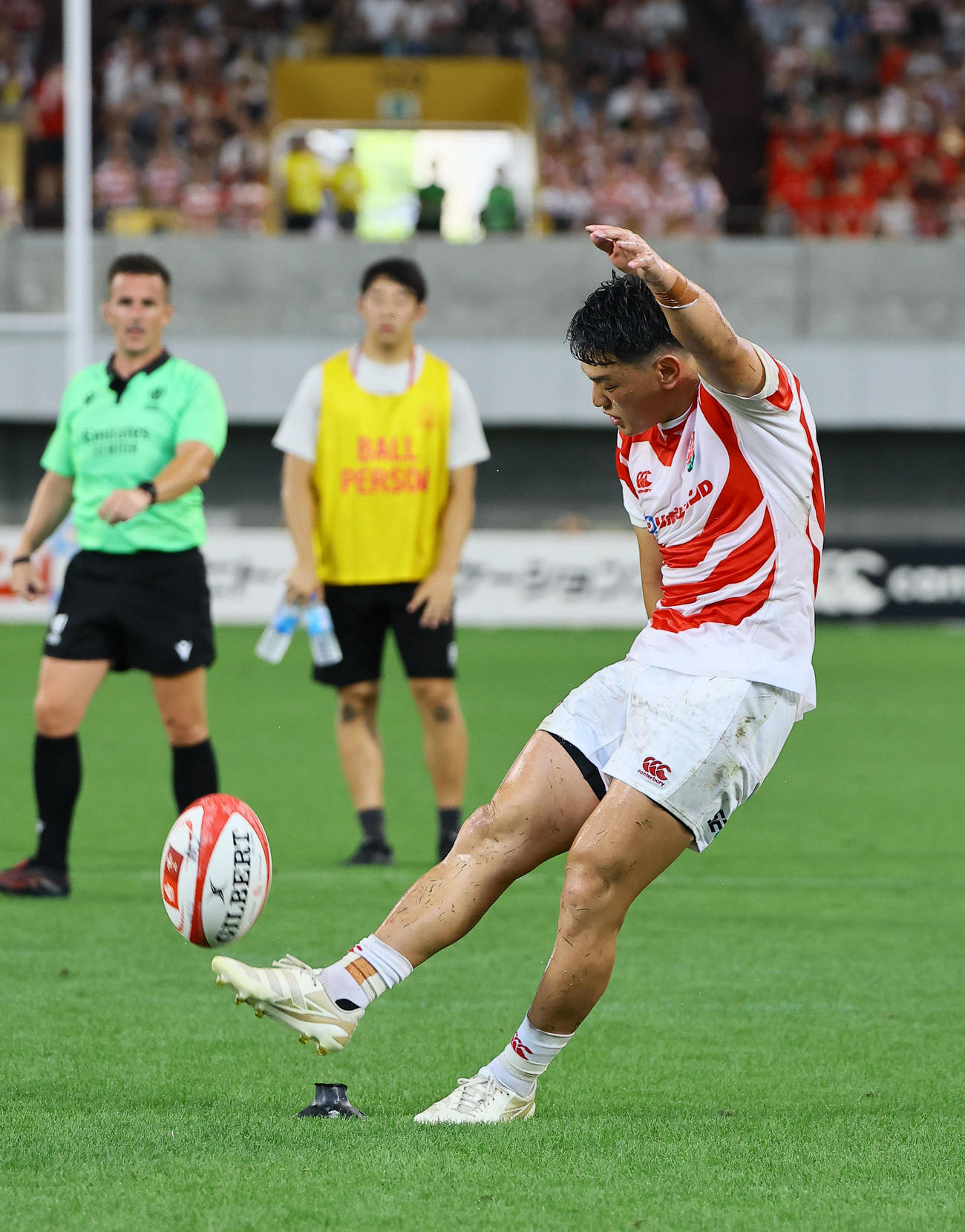 日本対ウェールズ　前半、トライ後のゴールを決める日本李（撮影・藤尾明華）