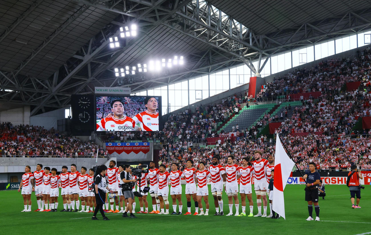 日本対ウェールズ　国歌を歌う日本代表（撮影・藤尾明華）