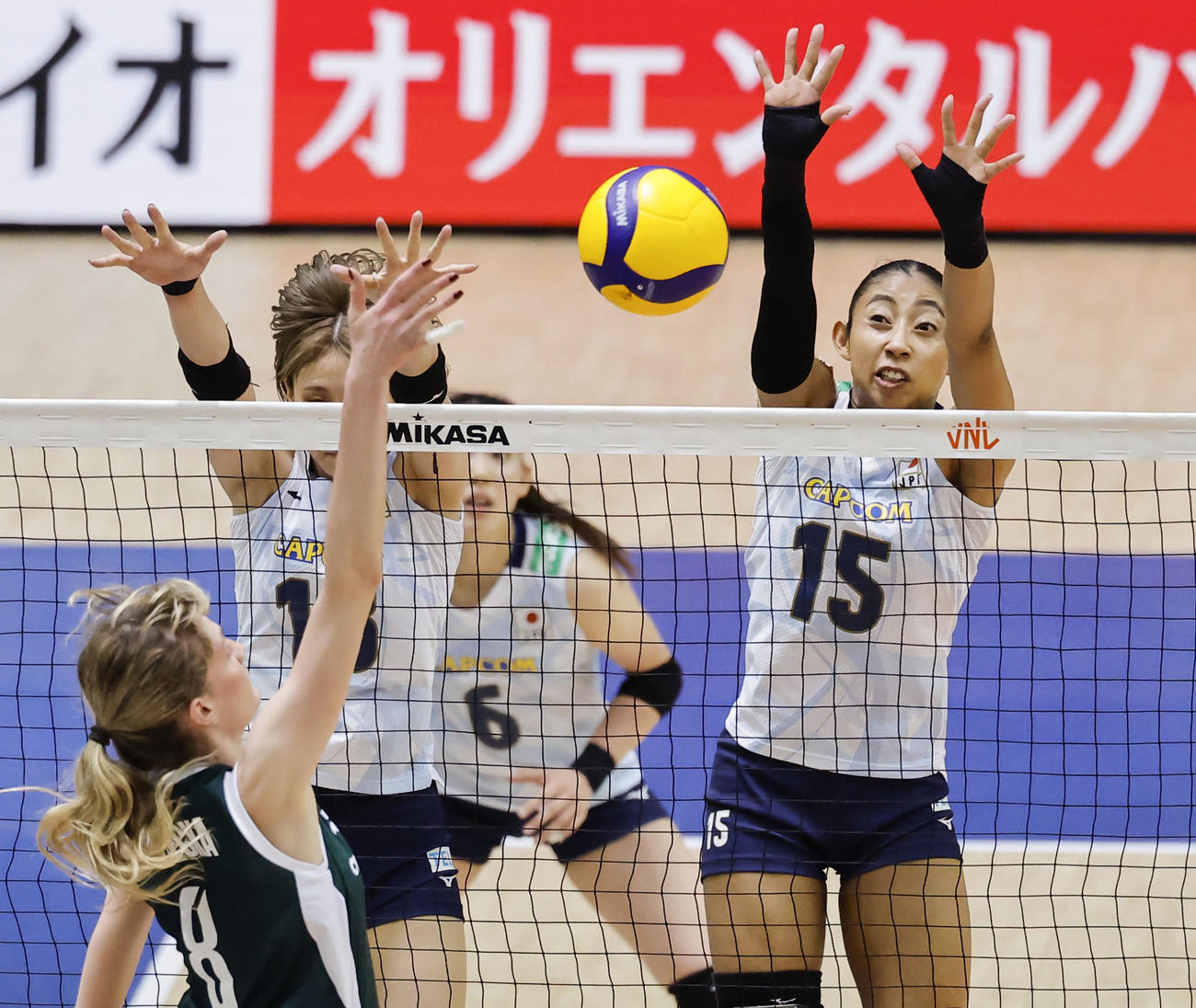 日本―ポーランド　第2セット、ブロックを狙う宮部（右）