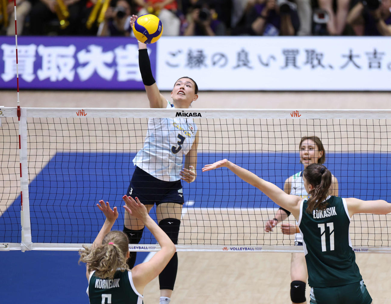 日本対ポーランド　第2セット、スパイクを放つ島村（撮影・増田悦実）