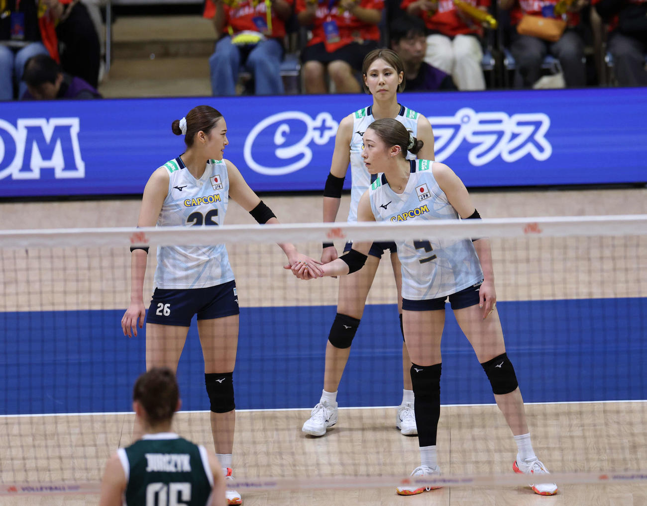 日本対ポーランド　第2セット、話し合う佐藤（左）と石川（右）（撮影・増田悦実）