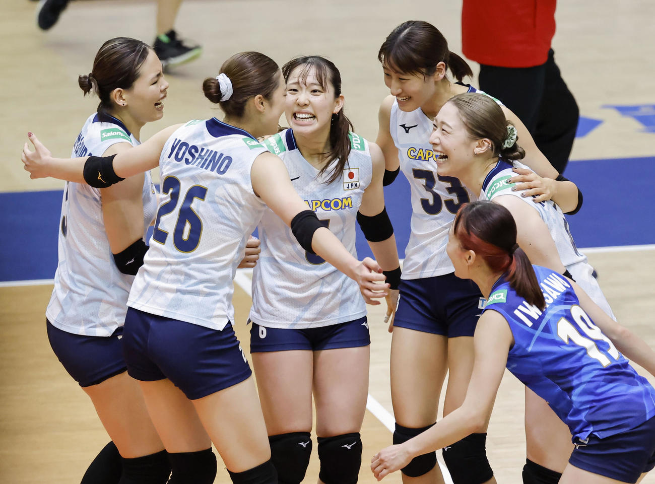 ポーランドから第3セットを奪い、喜ぶ日本の選手たち（共同）