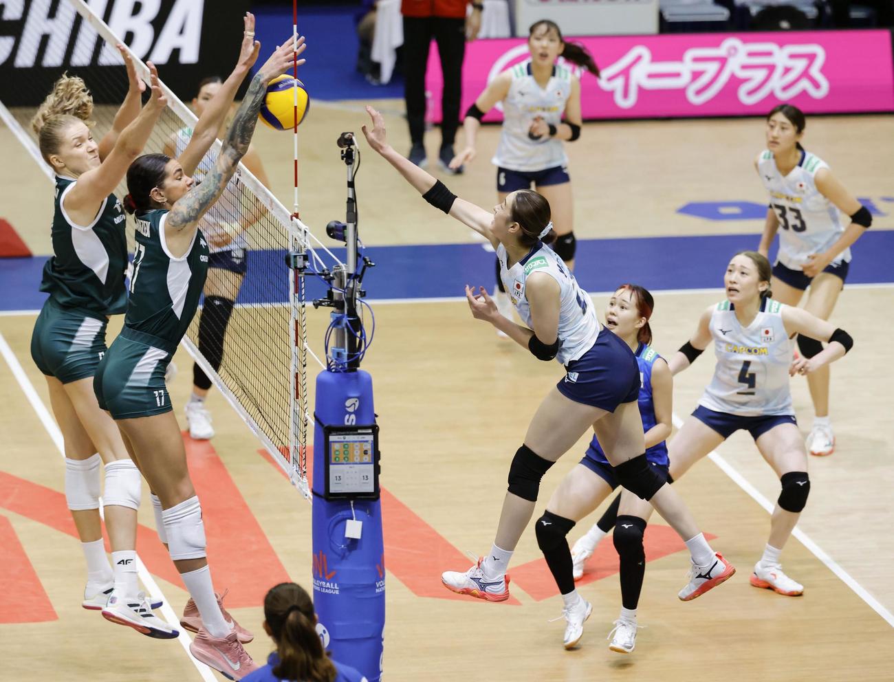 日本―ポーランド　第3セット、スパイクをブロックされる佐藤（右側手前、共同）