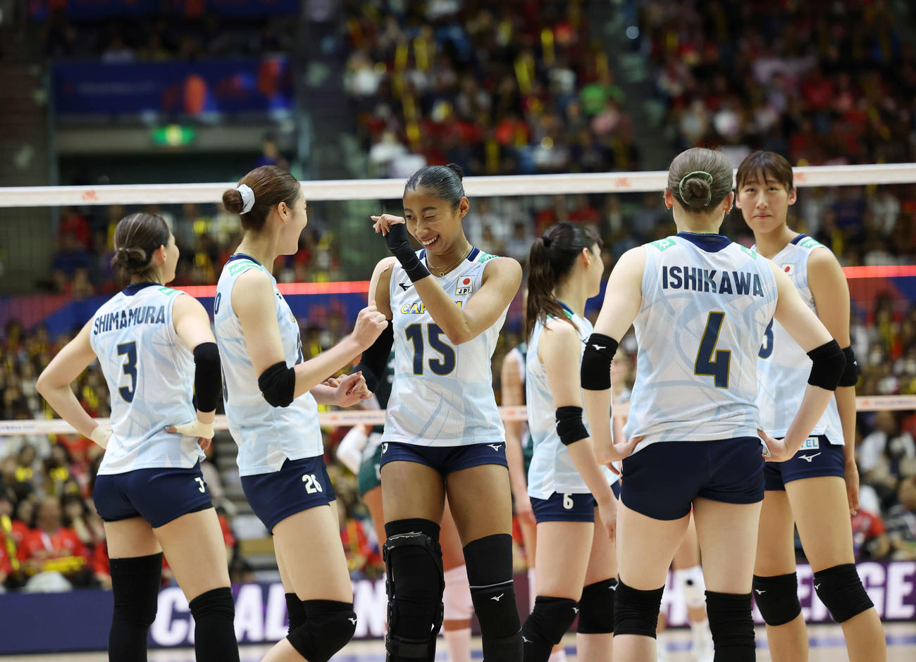 日本対ポーランド　第4セット、リクエスト中にあとちょっとポーズを見せる宮部（撮影・増田悦実）