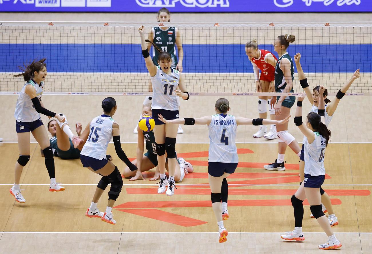 ポーランドに勝利し、喜ぶ日本の選手たち（共同）