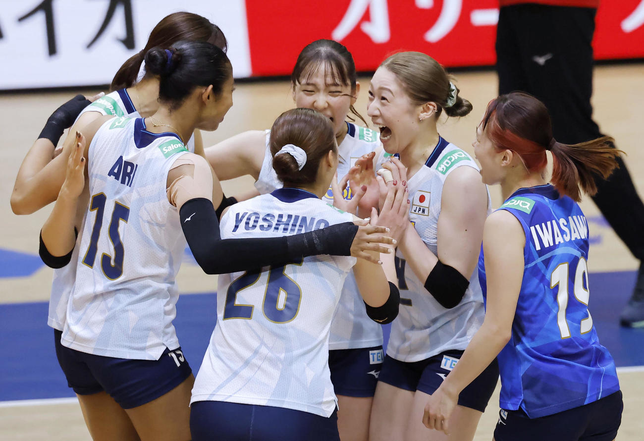 日本―ポーランド　第3セット、サービスエースを決めて喜ぶ石川（右から2人目、共同）