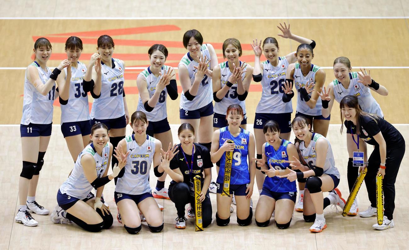 ポーランドに勝利し、記念写真に納まる日本の選手たち（共同）