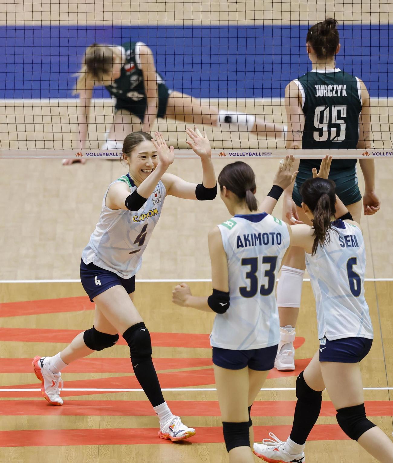 日本―ポーランド　第4セット、ポイントを奪い喜ぶ石川（手前左、共同）