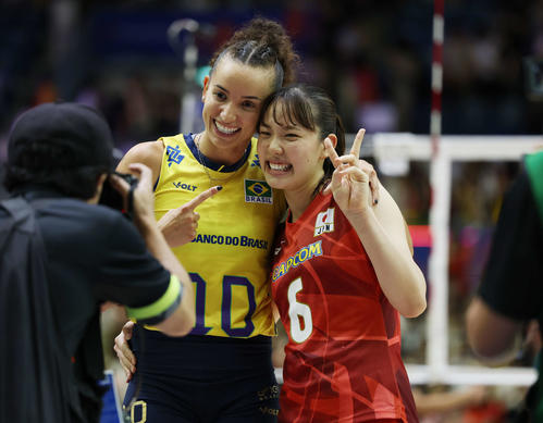 日本対ブラジル　試合後、一緒に写真を撮るガブリエラ・ギマラエス（左）と関（撮影・増田悦実）