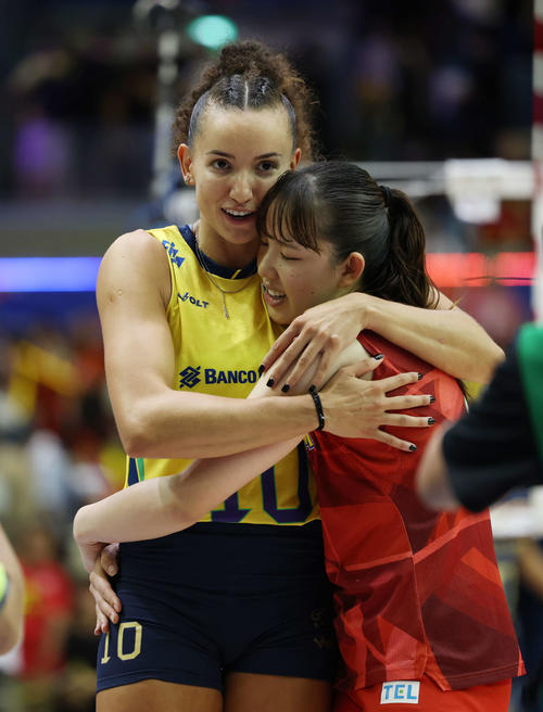 日本対ブラジル　試合後、ハグをするガブリエラ・ギマラエス（左）と関（撮影・増田悦実）