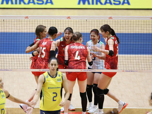 日本対ブラジル　第2セット、ポイントし喜ぶ日本代表（撮影・増田悦実）