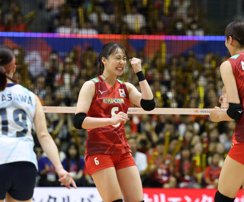 日本対ブラジル　第3セット、ポイントし笑顔でガッツポーズをする関（撮影・増田悦実）