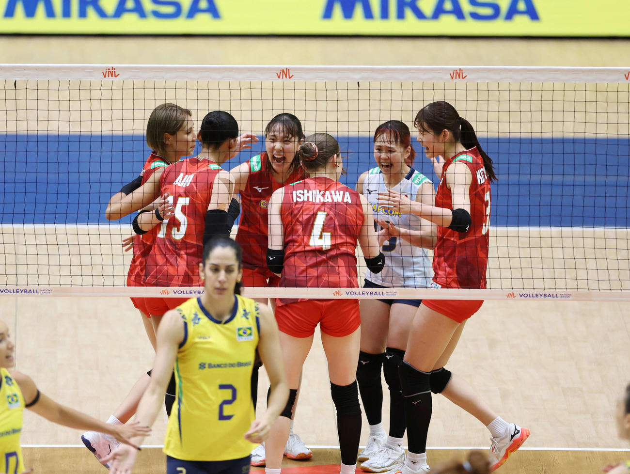 日本対ブラジル　第2セット、ポイントし喜ぶ日本代表（撮影・増田悦実）