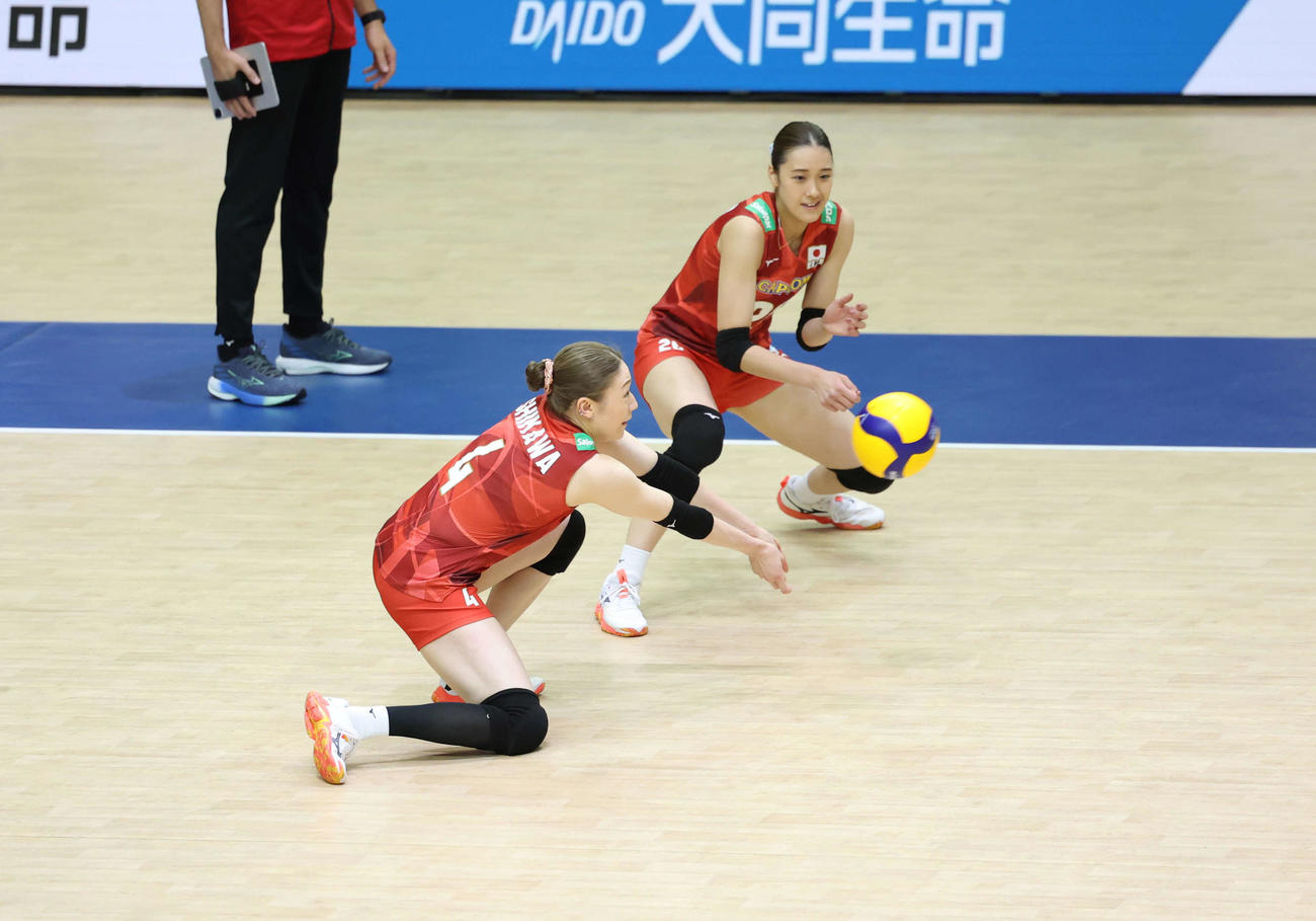 日本対ブラジル　第1セット、レシーブする石川（撮影・増田悦実）