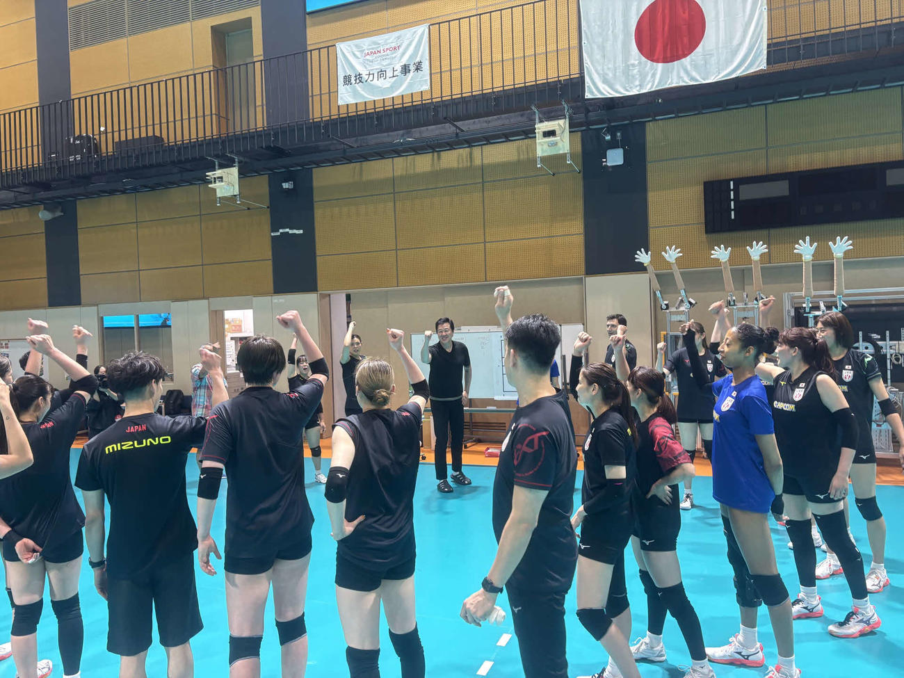 練習に臨む女子日本代表（C）JVA