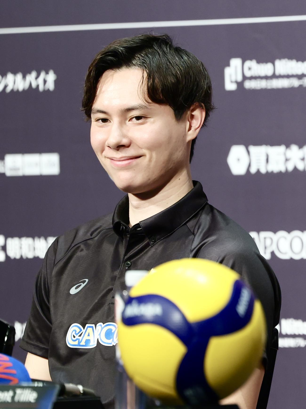 前日会見に臨む高橋（撮影・河田真司）