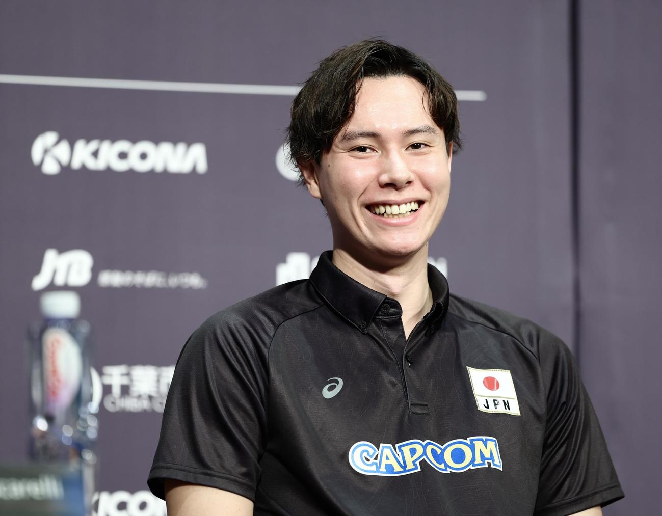 前日会見で笑顔を見せる高橋（撮影・河田真司）