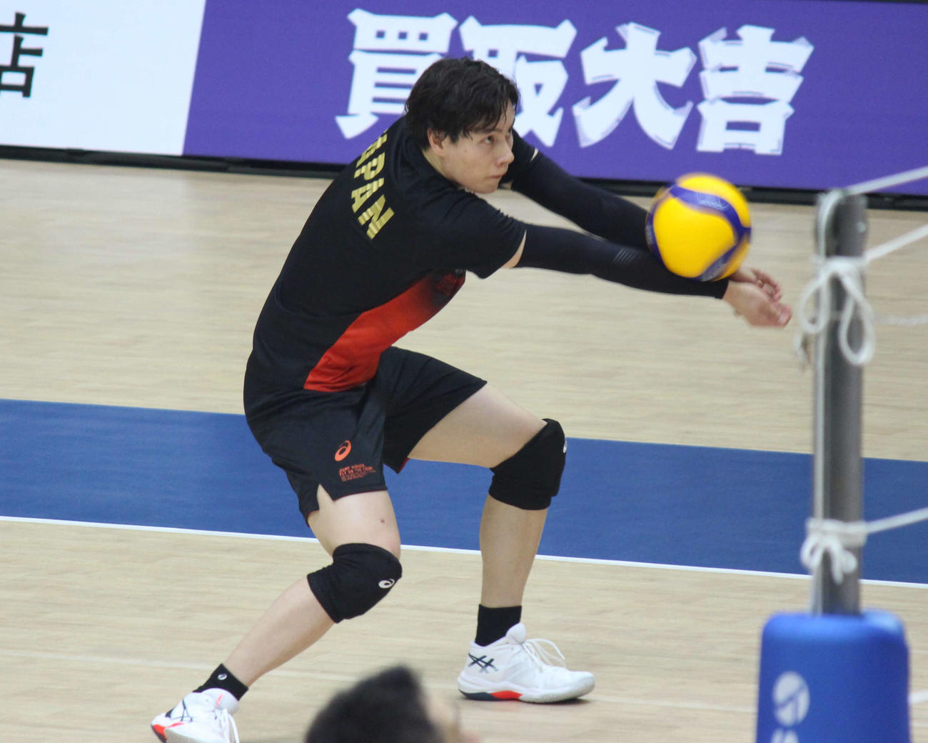 前日練習でレシーブする高橋藍（撮影・勝部晃多）