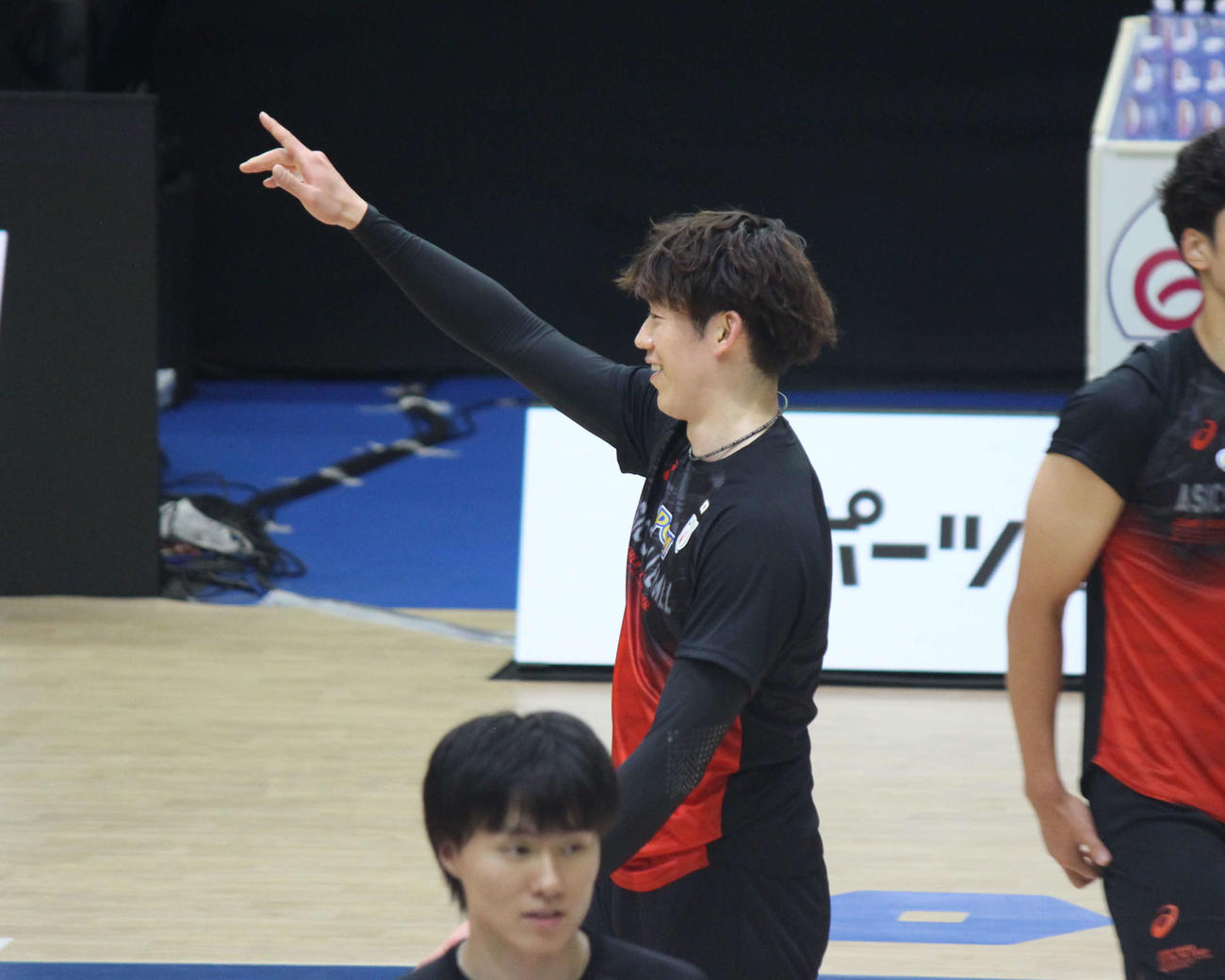 前日練習で笑顔を見せる石川（撮影・勝部晃多）