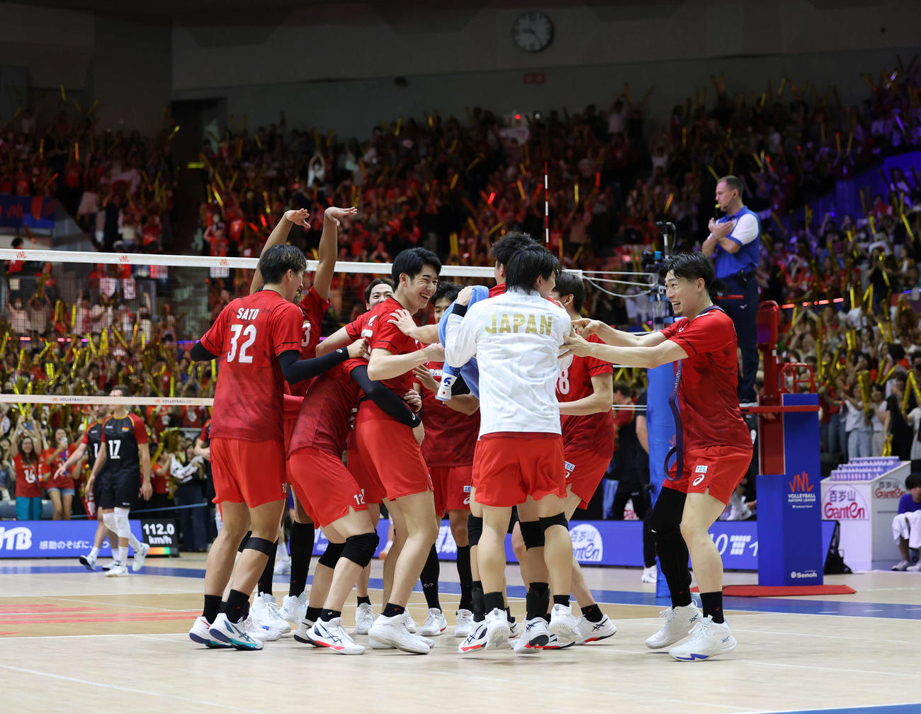 日本対ドイツ　勝利が決まりコートに集まり喜ぶ日本代表（撮影・増田悦実）