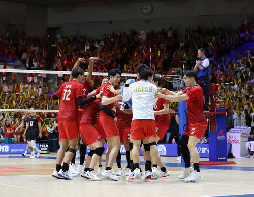 日本対ドイツ　勝利が決まりコートに集まり喜ぶ日本代表（撮影・増田悦実）