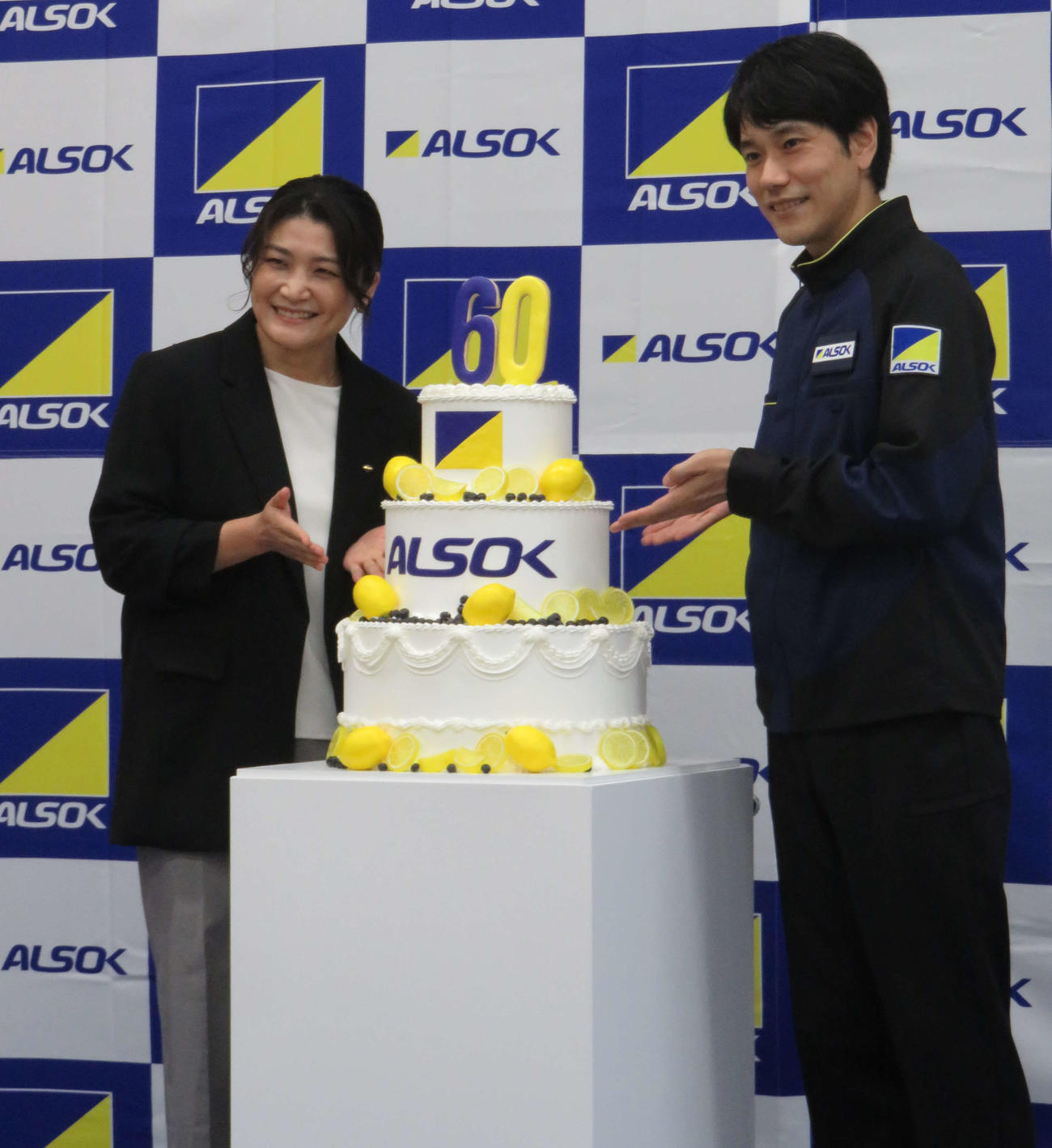 ALSOK60周年の記念ケーキを囲む松山ケンイチ（右）と伊調馨