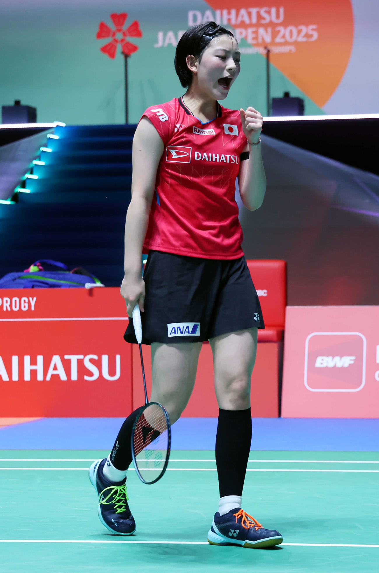 バドミントンジャパンオープン　女子シングルス1回戦　ギルモア対宮崎　宮崎はポイントを奪い雄たけびを上げる（撮影・山本朝陽）
