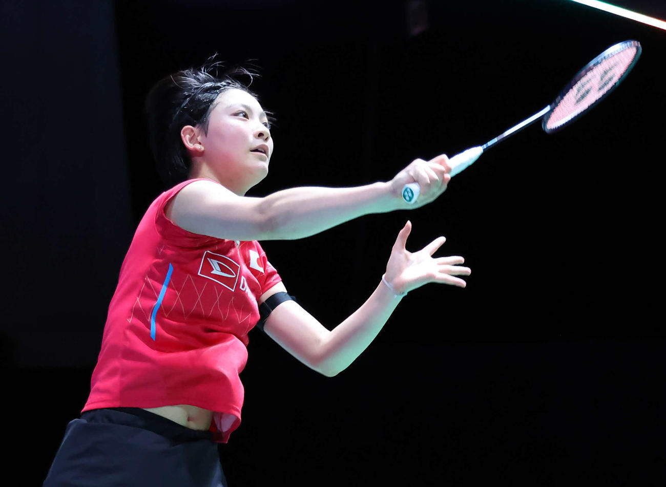 バドミントンジャパンオープン　女子シングルス1回戦　ギルモア対宮崎　宮崎はスマッシュを放つ（撮影・山本朝陽）