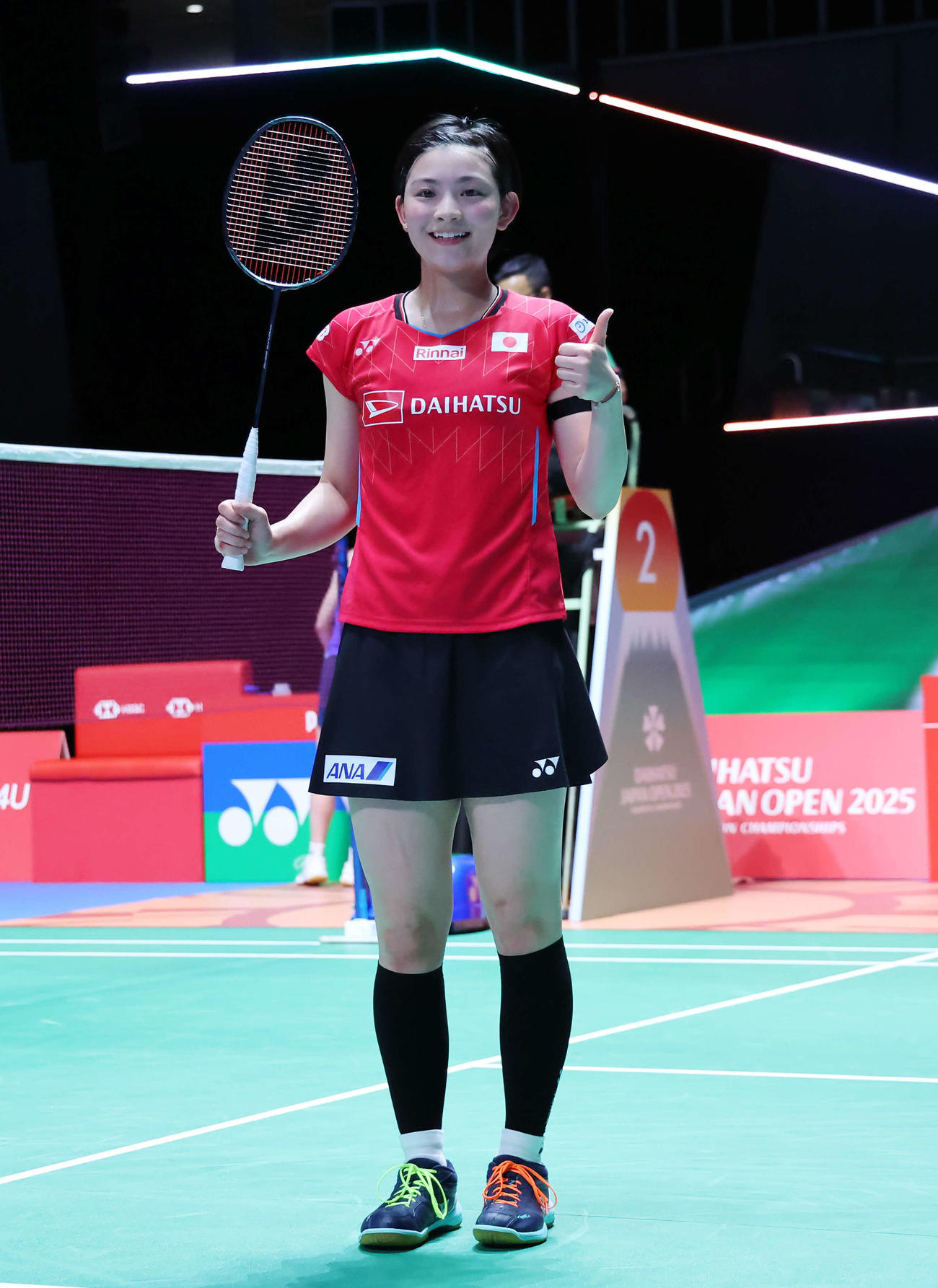バドミントンジャパンオープン　女子シングルス1回戦　ギルモア対宮崎　宮崎は試合に勝利し、笑顔を報道陣に見せた（撮影・山本朝陽）