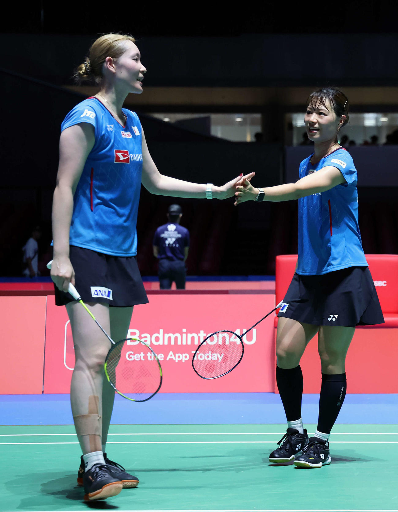 バドミントンジャパンオープン　女子ダブルス1回戦　チョン、イ組対福島松本組　ポイントを奪い、ハイタッチをする、福島（右）松本組（撮影・山本朝陽）