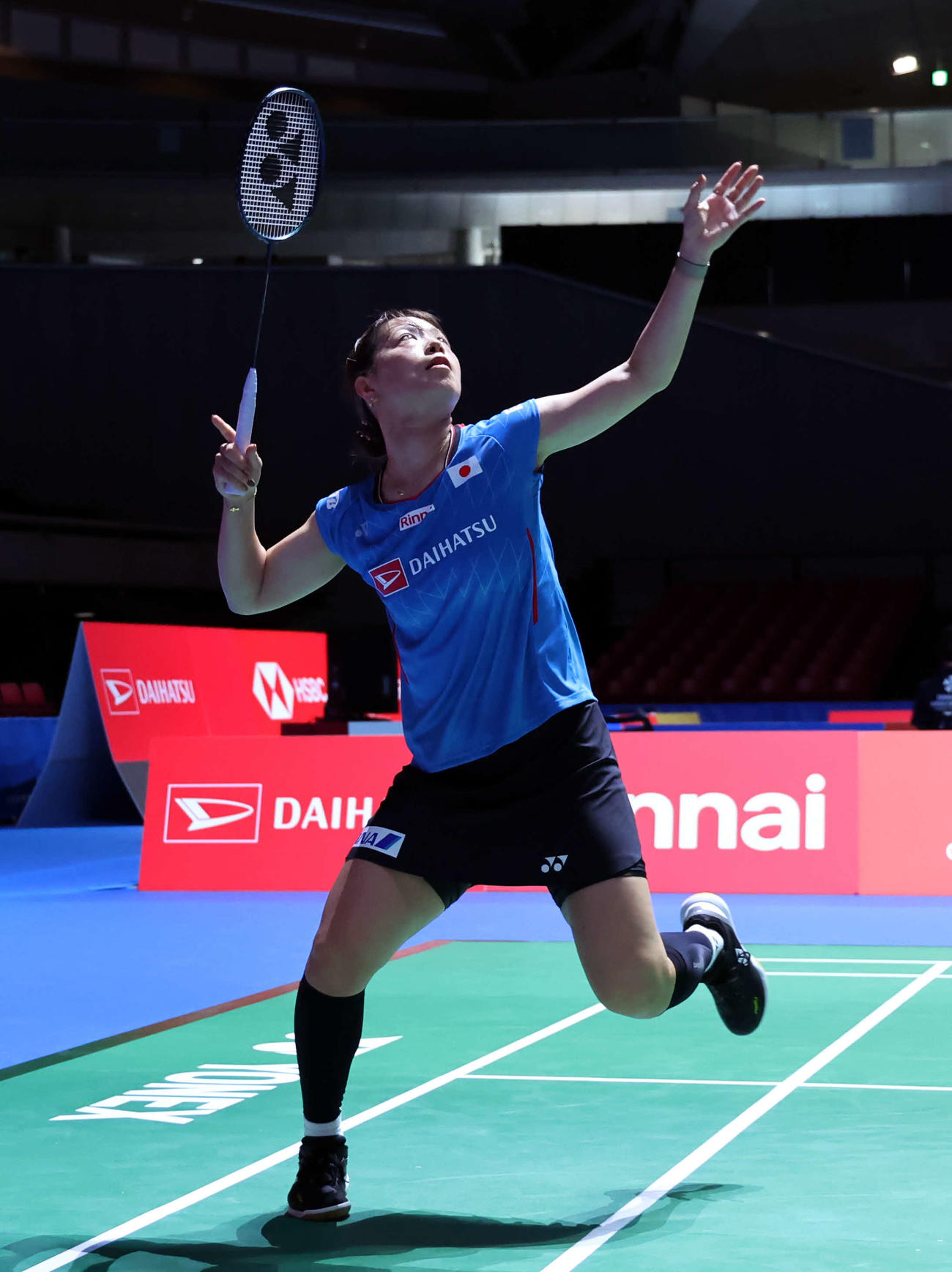 女子ダブルス1回戦　スマッシュを放つ福島由紀（撮影・山本朝陽）