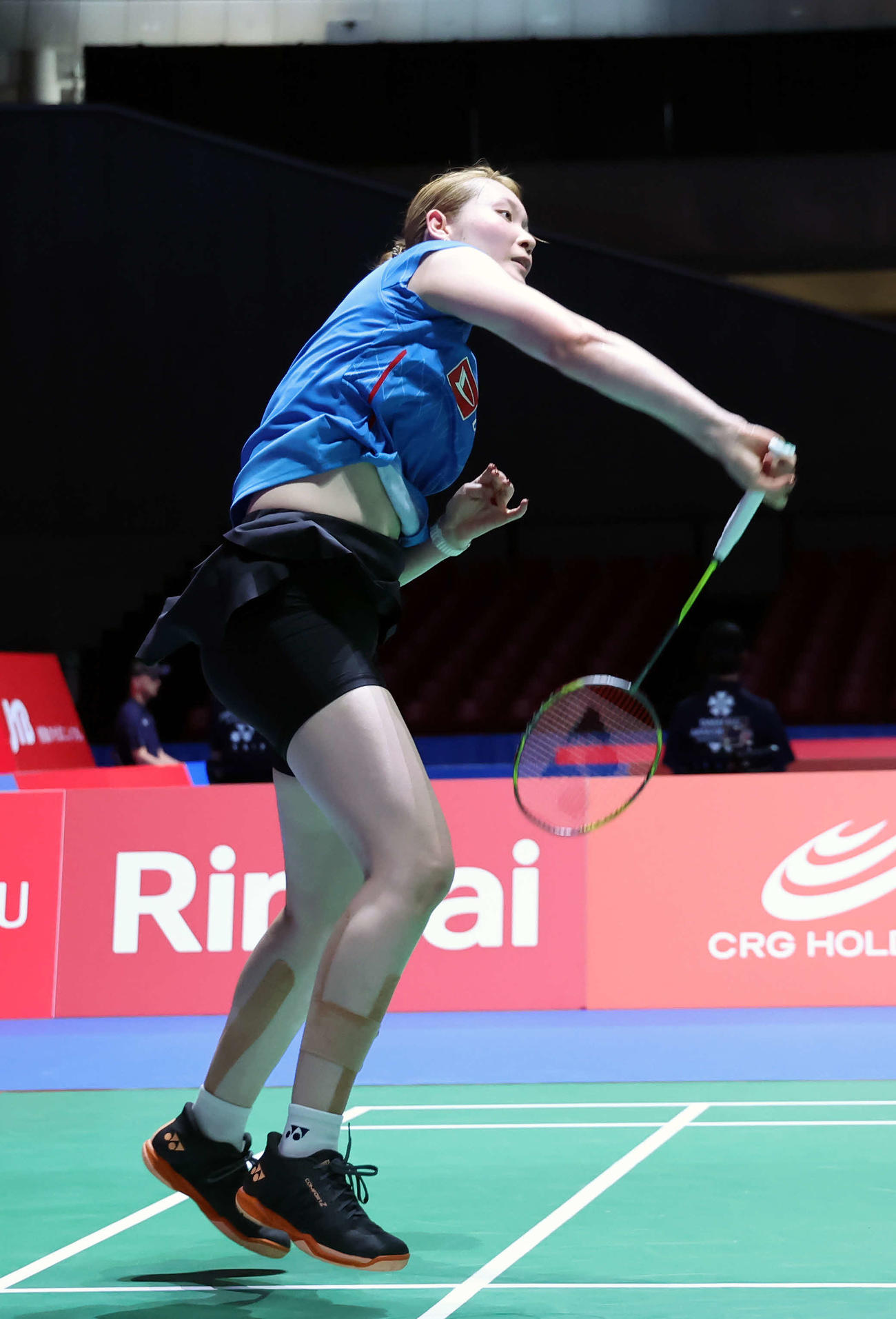 バドミントンジャパンオープン　女子ダブルス1回戦　スマッシュを放つ松本（撮影・山本朝陽）
