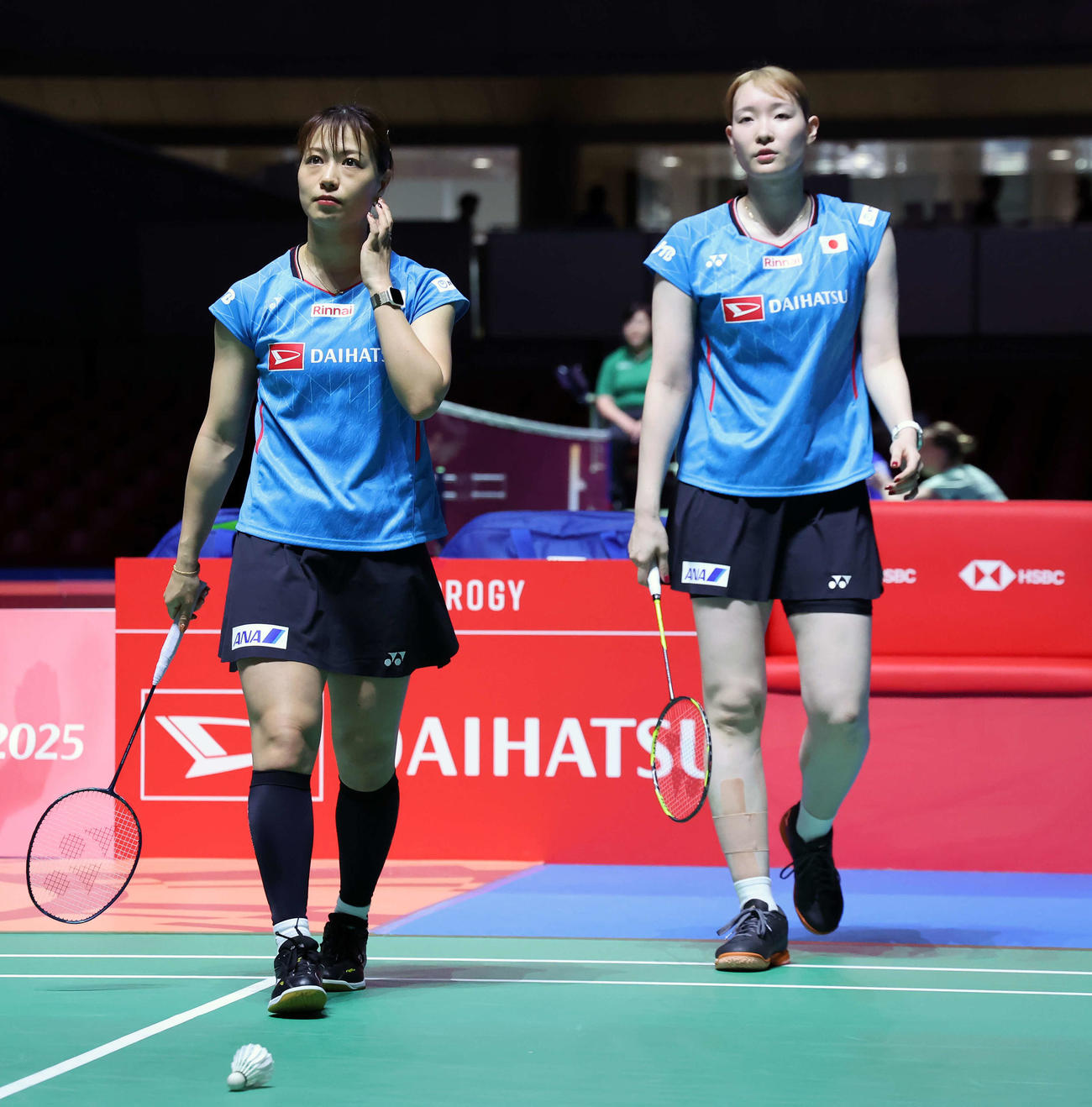 バドミントンジャパンオープン　女子ダブルス1回戦　チャレンジの結果を大型ビジョンで確認する福島（左）と松本（撮影・山本朝陽）