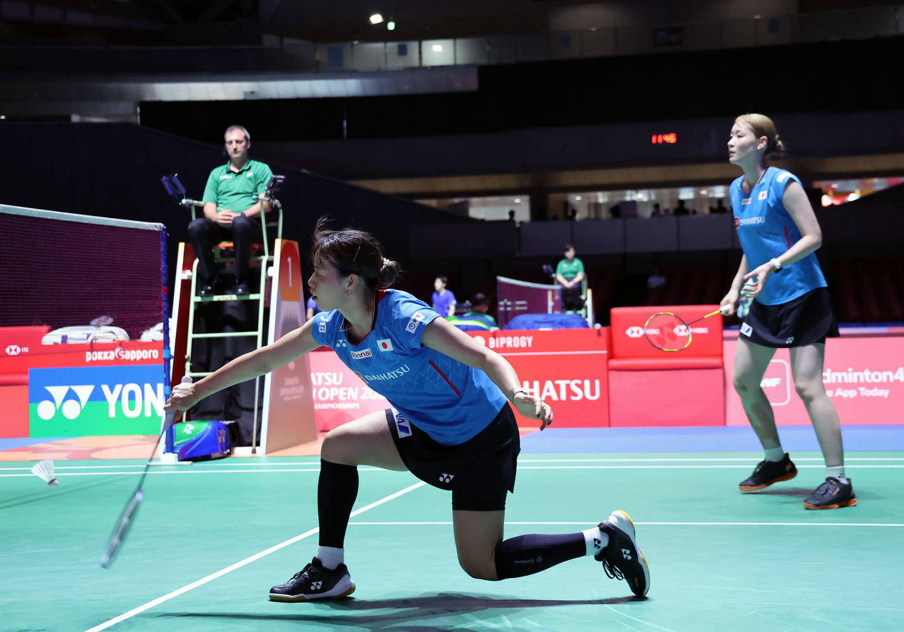 バドミントンジャパンオープン　女子ダブルス1回戦　相手のショットを拾う、福島（左）と松本（撮影・山本朝陽）