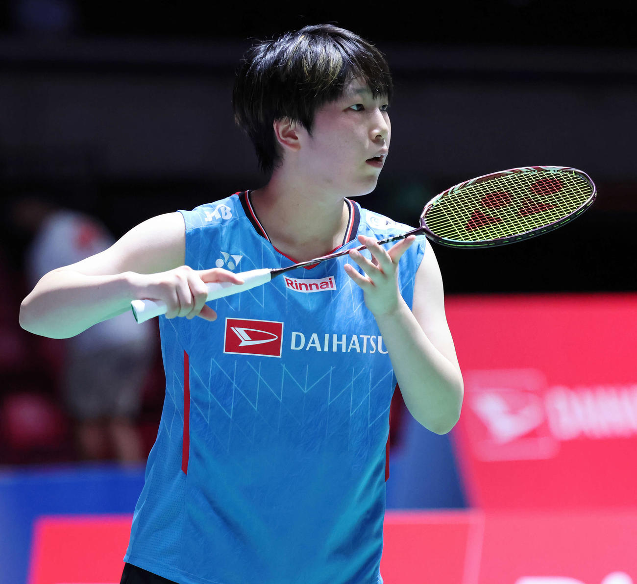 バドミントンジャパンオープン　女子シングルス1回戦　ブリクフェルト対山口　相手のサーブに備える山口（撮影・山本朝陽）