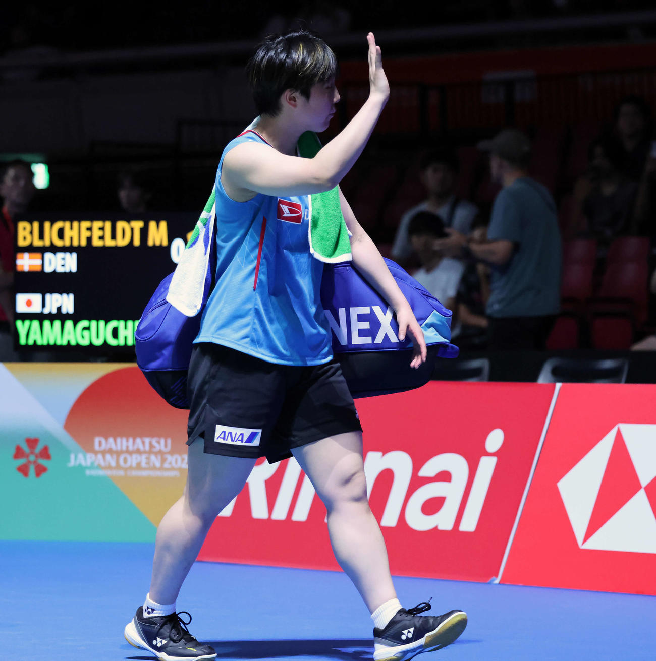 バドミントンジャパンオープン　女子シングルス1回戦　ブリクフェルト対山口　試合に勝利し、観客の声援に手を振って応える山口（撮影・山本朝陽）