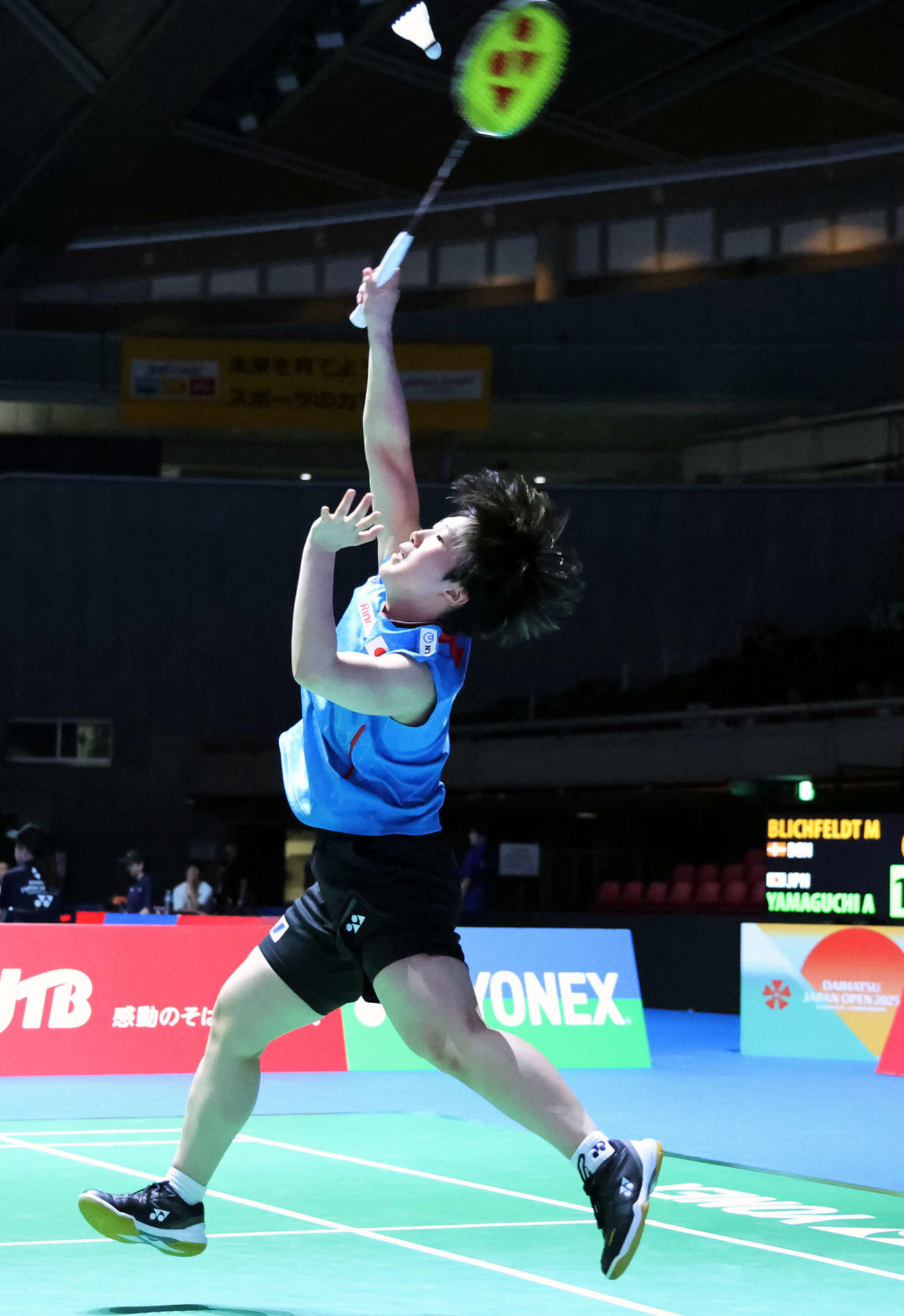 バドミントンジャパンオープン　女子シングルス1回戦　ブリクフェルト対山口　山口はスマッシュを打ち込む（撮影・山本朝陽）