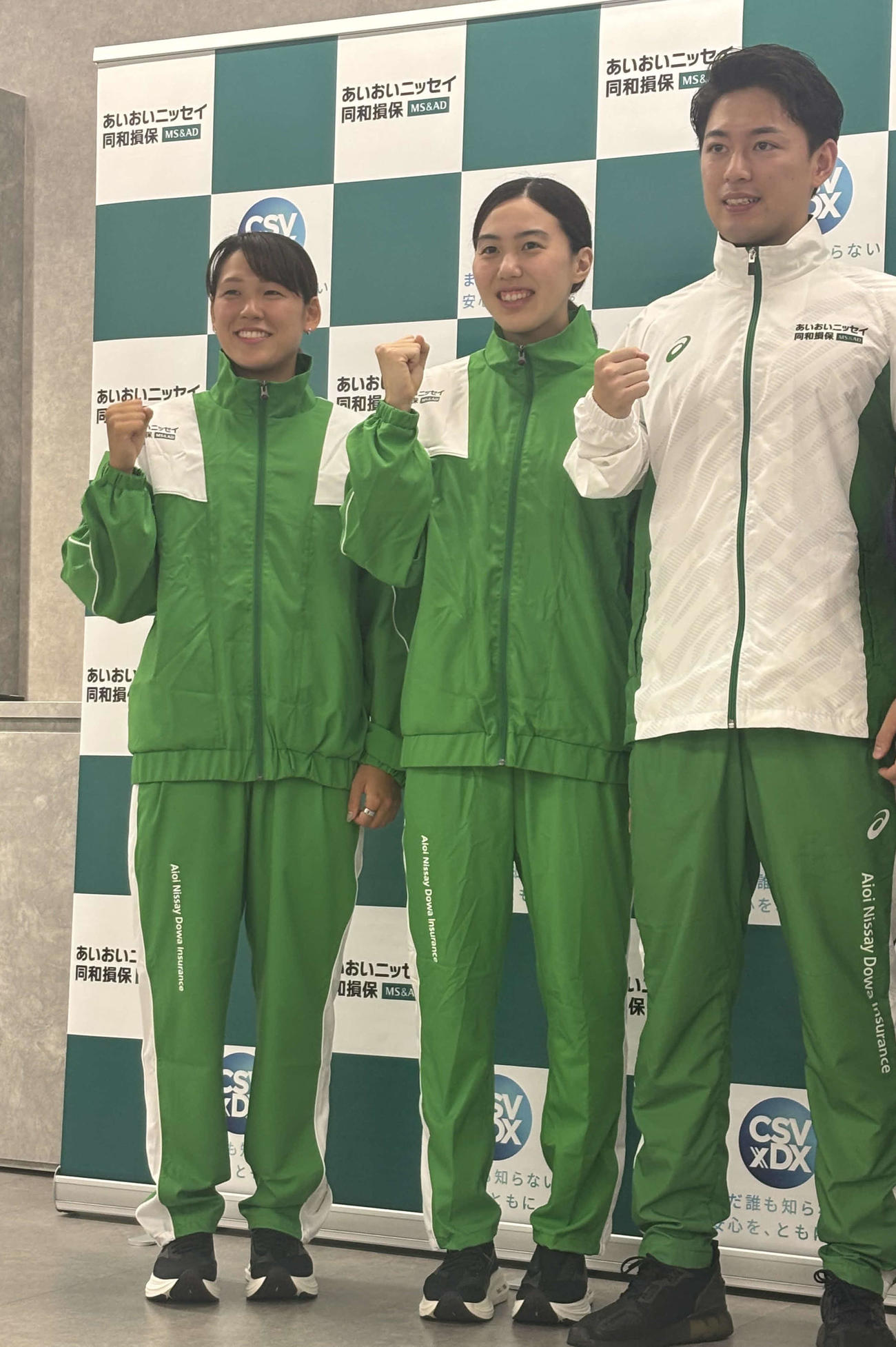 あいおいニッセイ同和損保の国際大会出場選手取材会で笑顔を見せる左から競泳の小堀倭加、松本信歩、パラ水泳の荻原虎太郎（撮影・松本航）