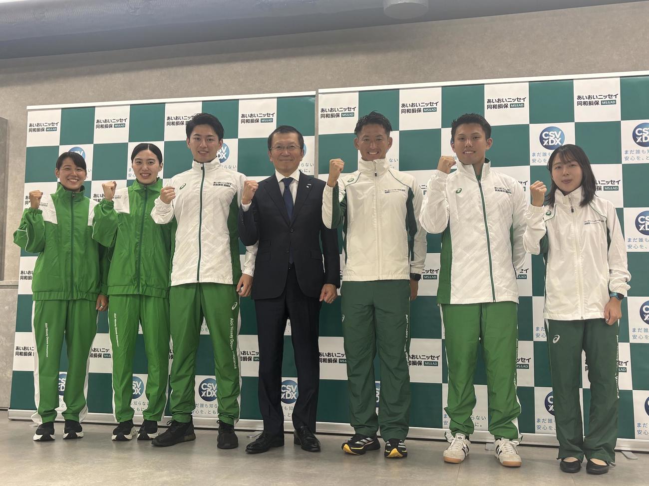 あいおいニッセイ同和損保の国際大会出場選手取材会で笑顔を見せる左から競泳の小堀倭加、松本信歩、パラ水泳の荻原虎太郎、新納啓介社長、デフサッカーの松元卓巳、車いすバスケットボールの岩田晋作、パラ陸上の岡野華子（撮影・松本航）