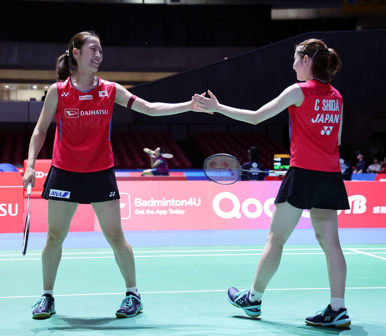 バドミントンジャパンオープン　女子ダブルス1回戦　広上・保原組対志田・松山組　ポイントを奪いハイタッチをする松山（右）と志田（撮影・山本朝陽）