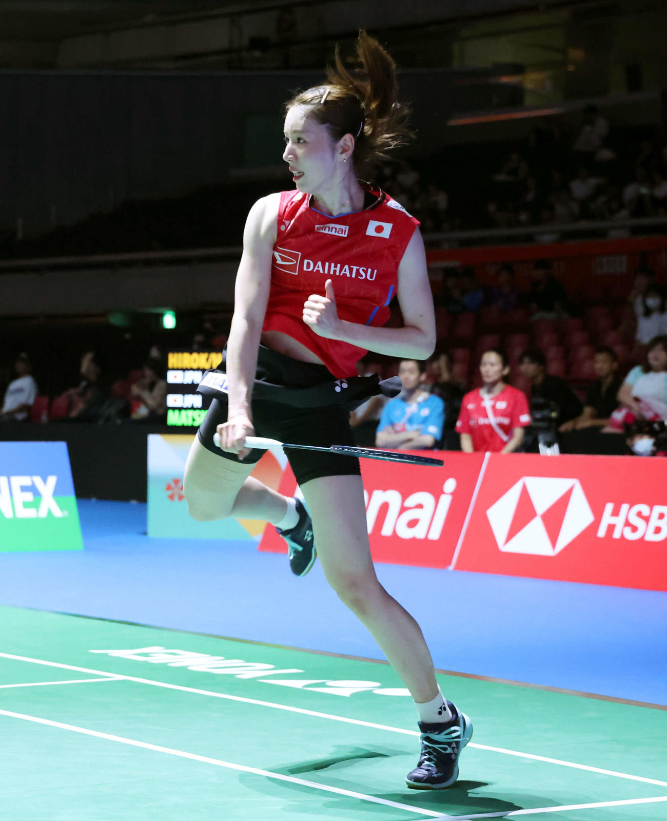 バドミントンジャパンオープン　女子ダブルス1回戦　広上・保原組対志田・松山組　スマッシュを放つ志田（撮影・山本朝陽）
