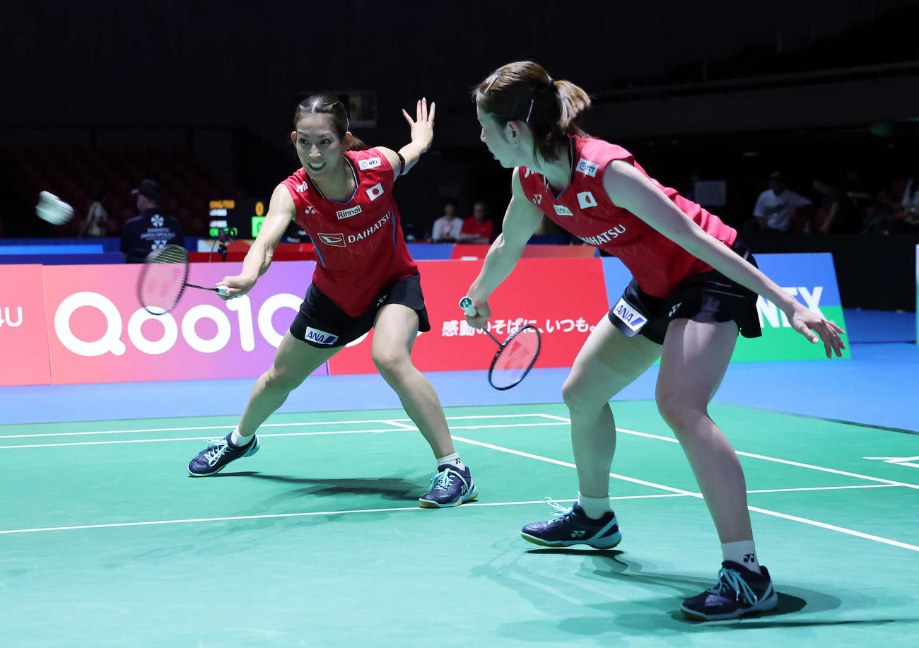 バドミントンジャパンオープン　女子ダブルス1回戦　広上・保原組対志田・松山組　相手のスマッシュを返す松山（左）。右は志田（撮影・山本朝陽）