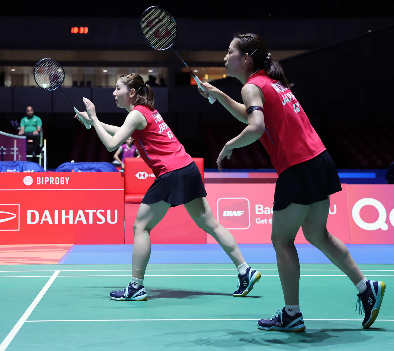 バドミントンジャパンオープン　女子ダブルス1回戦　広上・保原組対志田・松山組　相手サービスに備える志田（左）と松山（撮影・山本朝陽）