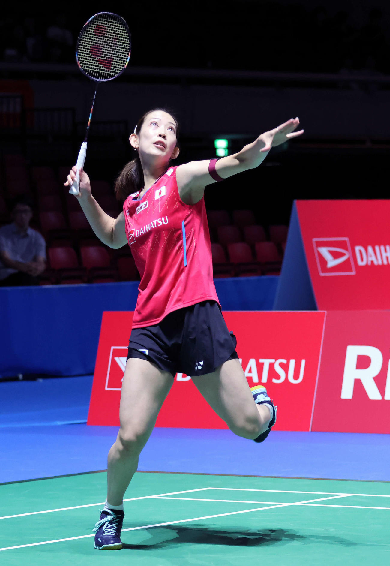 バドミントンジャパンオープン　女子ダブルス1回戦　広上・保原組対志田・松山組　スマッシュを打ち込む松山（撮影・山本朝陽）