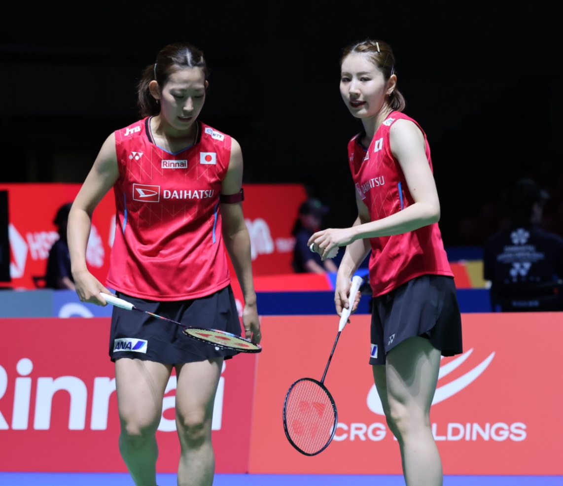 バトミントンジャパンオープン　女子ダブルス1回戦　広上・保原組対志田・松山組　試合で話し合う志田（右）と松山＝2025年7月5日