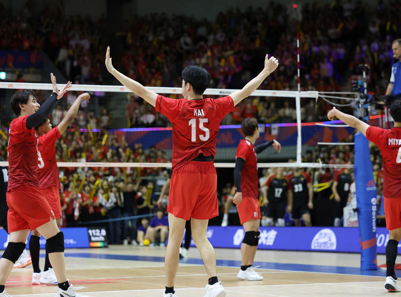 日本対ドイツ　4セット、サービスエースが決まり両手を広げて喜ぶ甲斐（撮影・増田悦実）