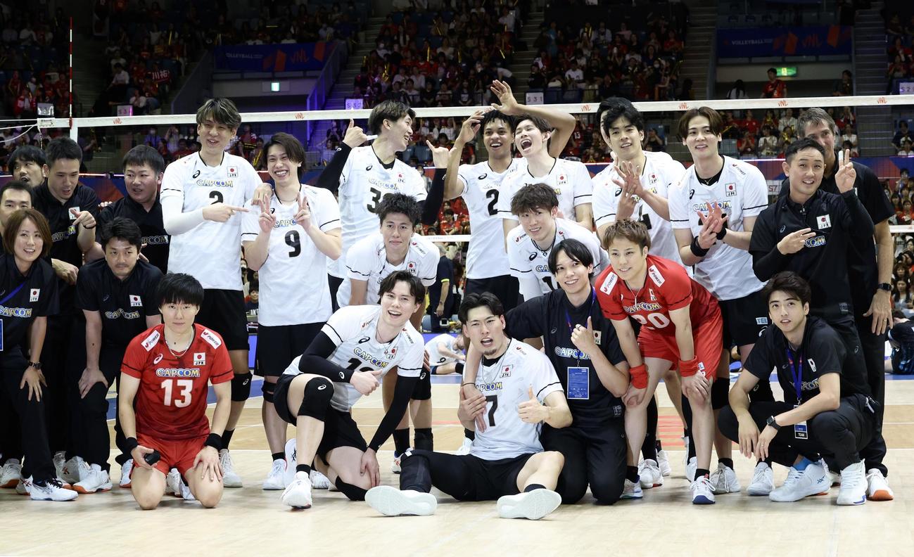 日本対アルゼンチン　アルゼンチンに勝利し写真に納まる男子日本代表（撮影・河田真司）