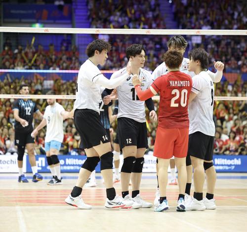 日本対アルゼンチン 第2セット、ポイントを決める日本代表(撮影・河田真司)