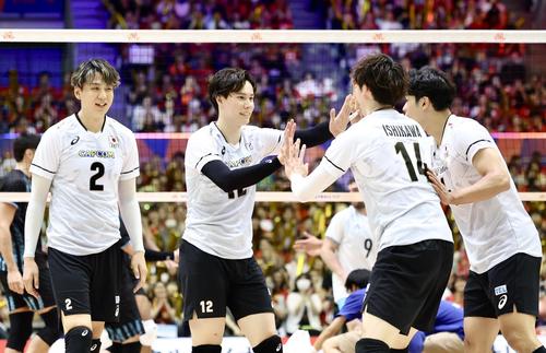 日本対アルゼンチン 第2セット、ポイントを決める日本代表(撮影・河田真司)