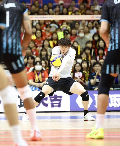 日本対アルゼンチン 第4セット、レシーブする石川(撮影・河田真司)